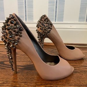 Size 7.5 studded pump